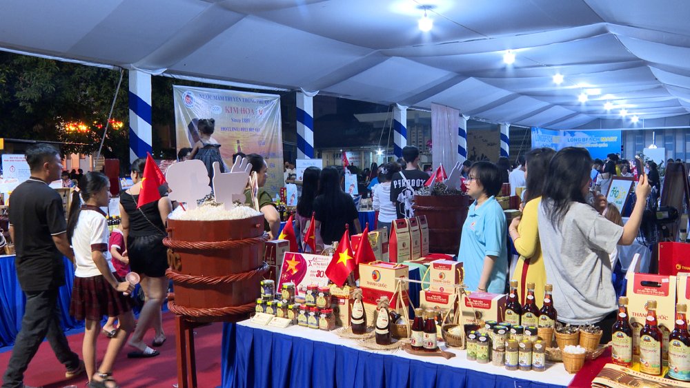 Los turistas visitan, compran en los stands expuestos en el Festival de Turismo, la cocina de Fu Qin. Foto: Spring Child, de la ciudad de Nueva York