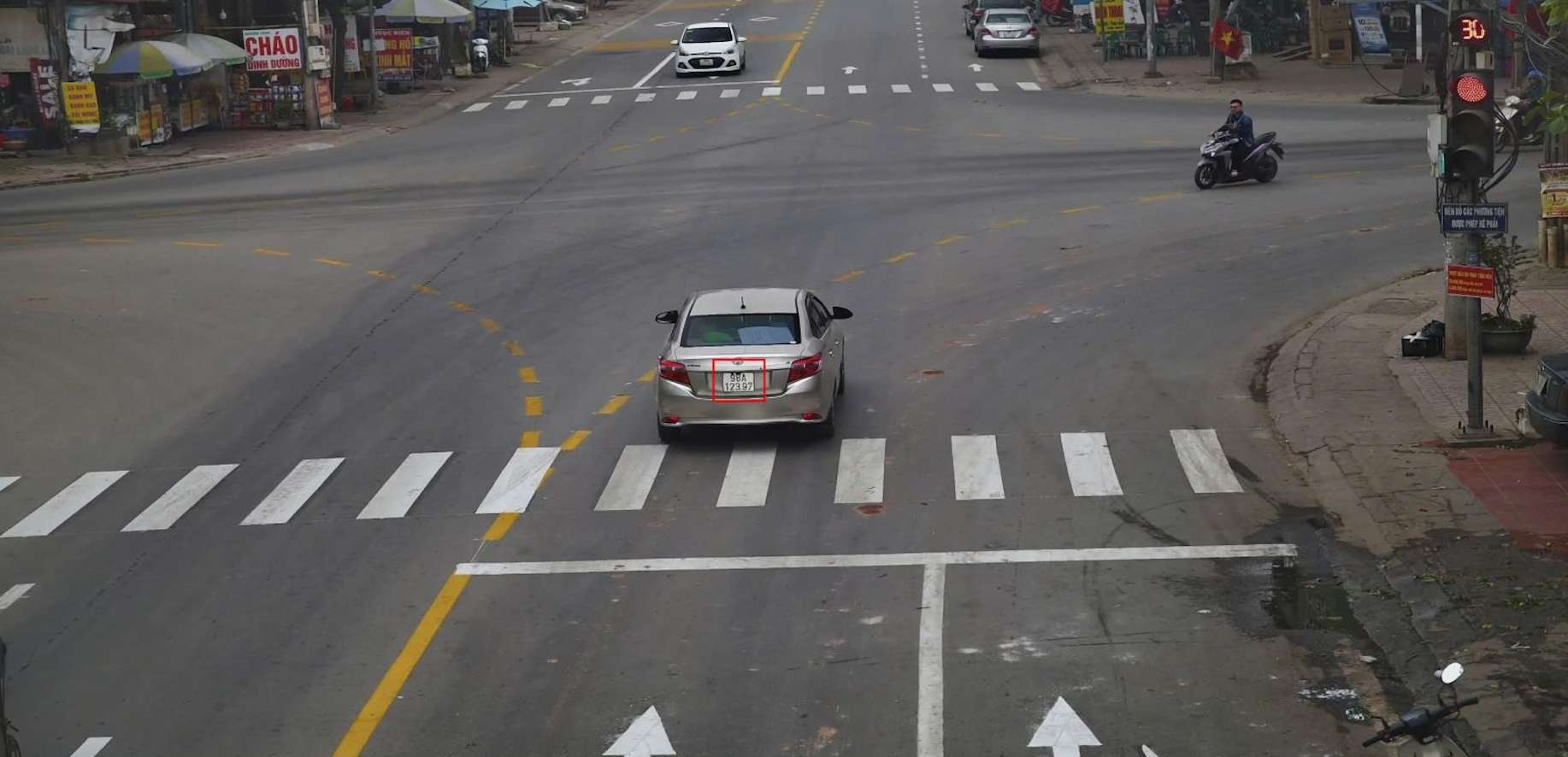 Un vehiculo cruza una luz roja en el 4o Tunel del distrito de Lun An, provincia de Pequin. Foto de la Policia de Baekje