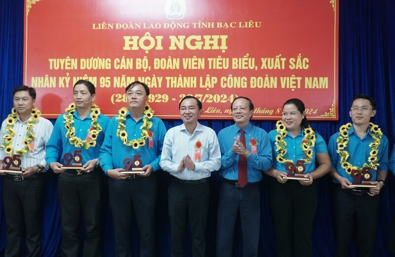 The Bac Lieu Provincial Federation of Labor organized a ceremony to honor outstanding and outstanding cadres and union members who have made many contributions to the activities of the Trade Union and the workers' movement in the province. Photo: Nhat Ho