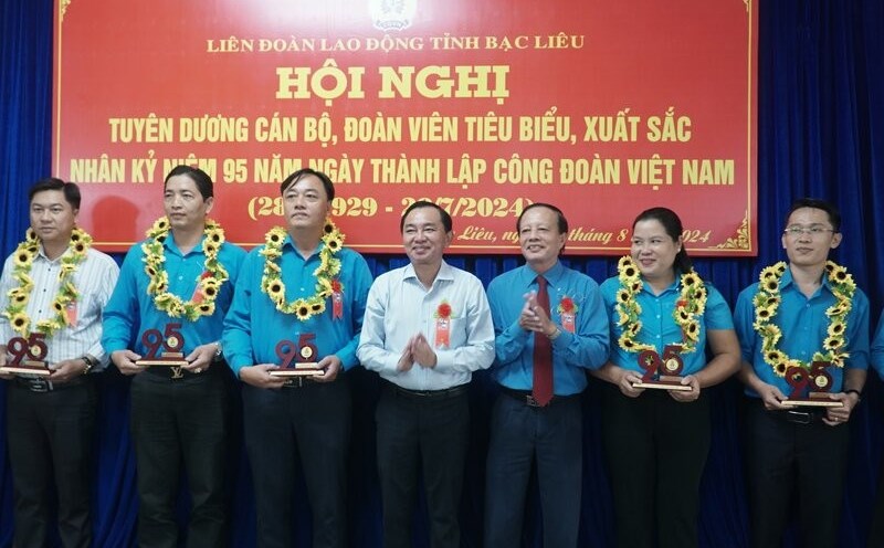 The Bac Lieu Provincial Federation of Labor organized a ceremony to honor outstanding and outstanding cadres and union members who have made many contributions to the activities of the Trade Union and the workers' movement in the province. Photo: Nhat Ho