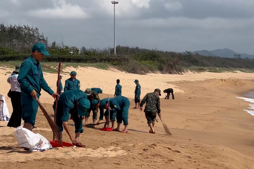 Fu Yen recogio casi 200 kilos de petroleo de forma irregular en la costa. Foto: Envio