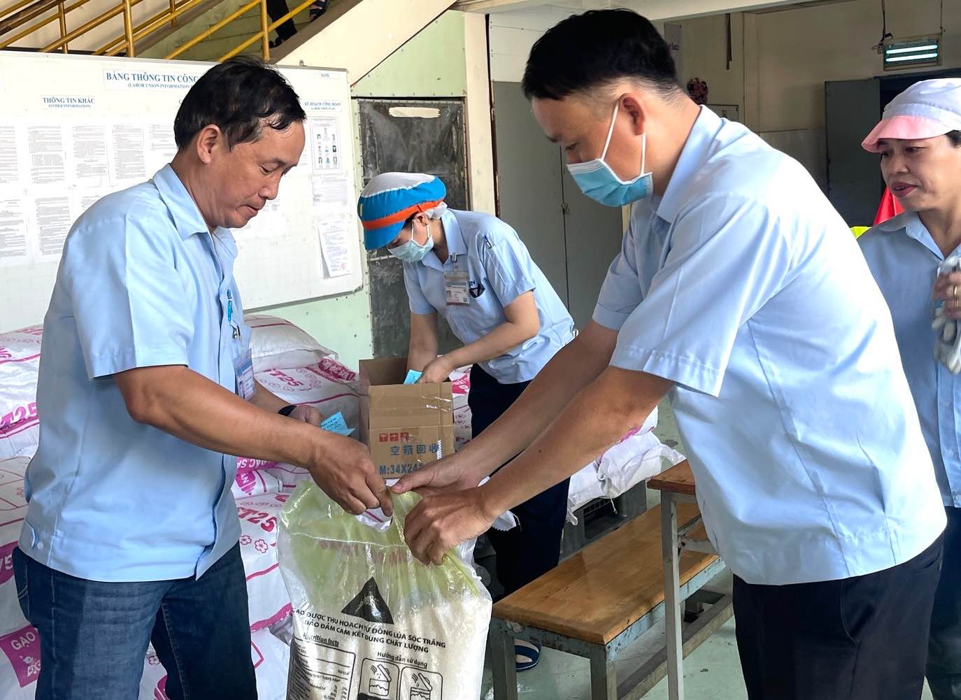 Chairman of the Trade Union of Tokin Electronics Vietnam Co., Ltd. (in Dong Nai) Phan Toi Tho Hiep (left of the photo) presented gifts to union members. Photo: Provided by the Union