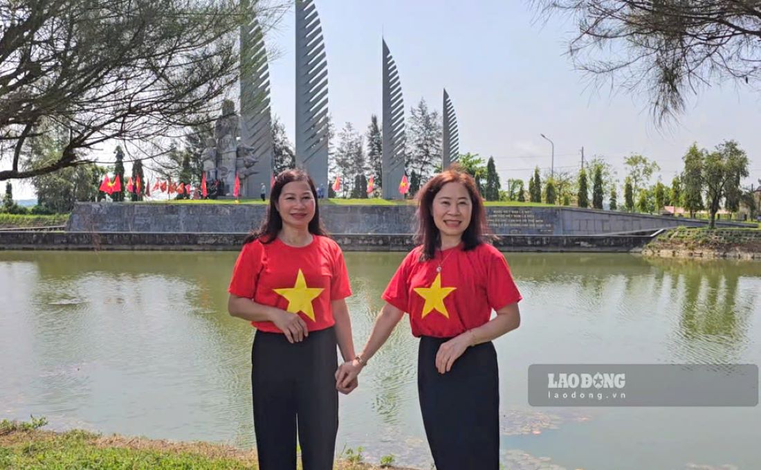 Du khach chup anh luu niem o di tich doi bo Hien Luong - Ben Hai. Anh: Nguyen Luan