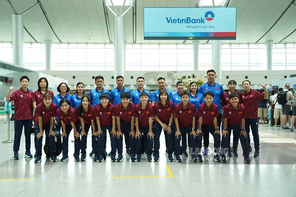 The Vietnam women's futsal team traveled to China on the morning of May 1. Photo: Thanh Vu