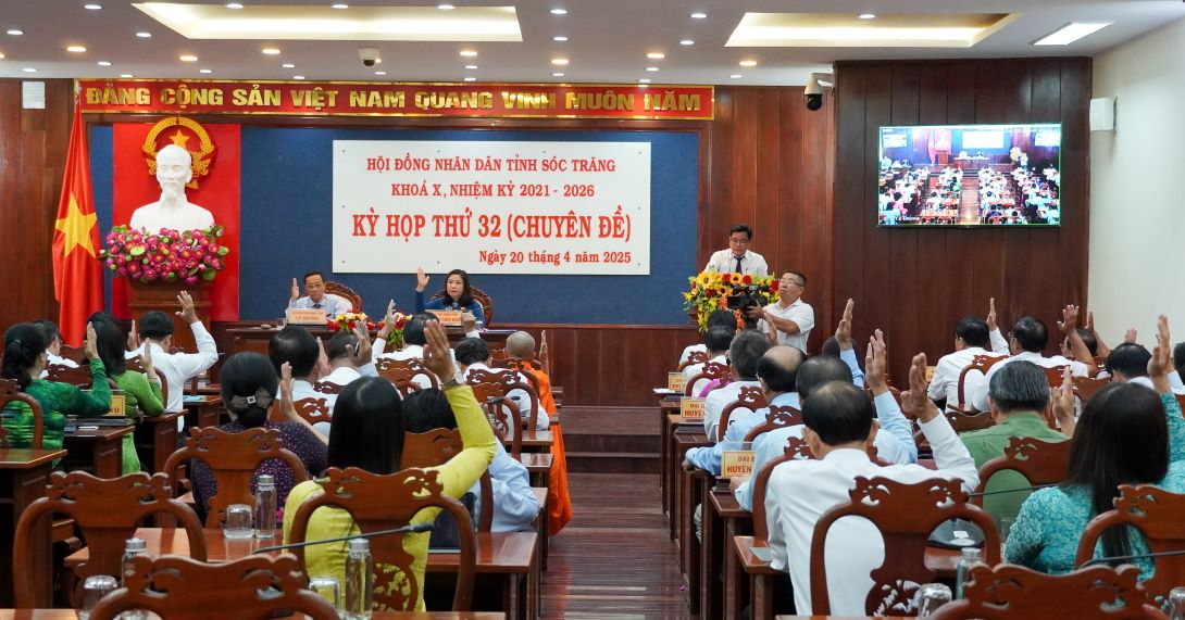 The Provincial People's Council delegates voted to approve the policy of arranging provincial and commune-level administrative units of Soc Trang province. Photo: Phuong Anh