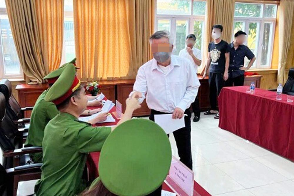 Công an TP Hà Nội công bố quyết định 139 phạm nhân được đặc xá dịp 30.4. Ảnh: CAHN