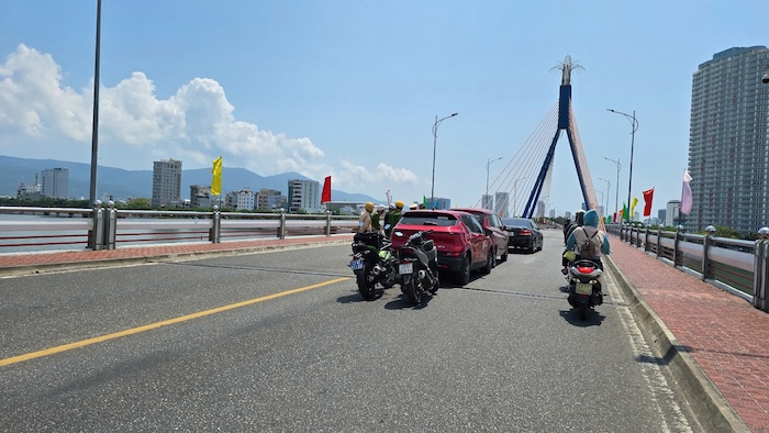 En la mañana del 1 de mayo, dos accidentes de trafico se produjeron casi al mismo tiempo en el puente del rio Huan (TP Da Nang). Imagen de la pagina web de la organizacion