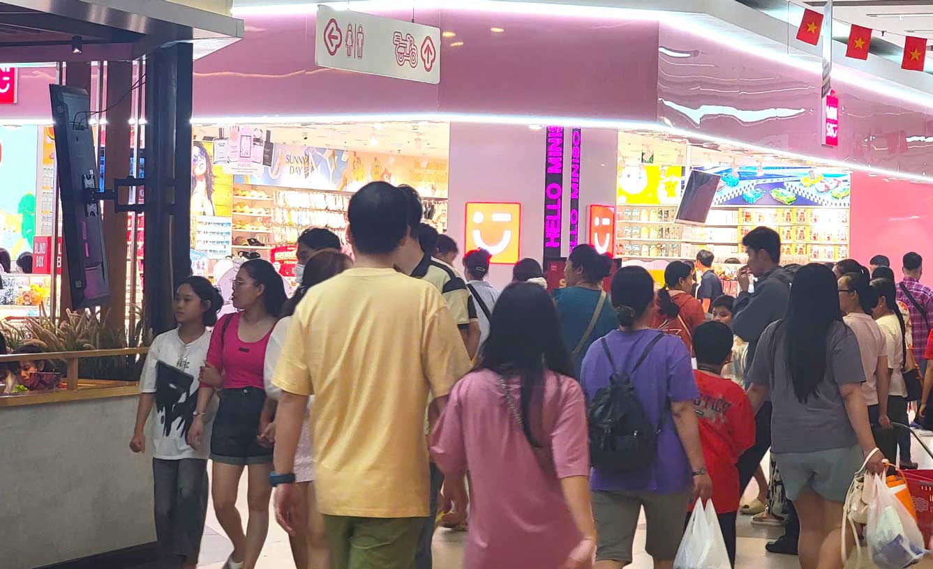 Trua va chieu toi la 2 khung gio tap trung dong nguoi dan den vui choi, an uong va mua sam.