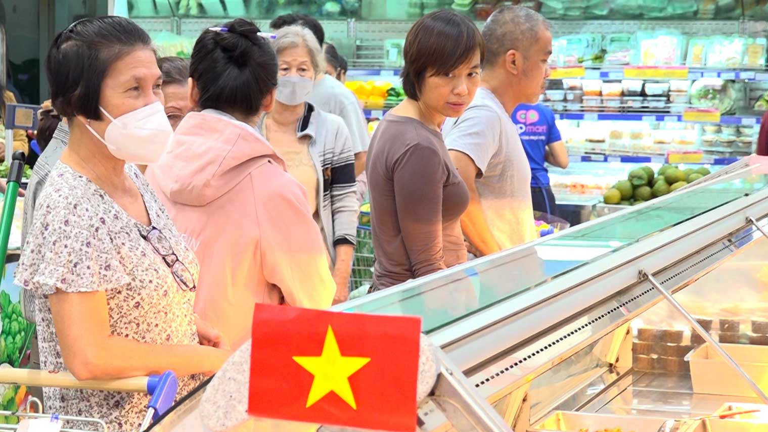 Hang hoa da dang voi nhieu chuong trinh khuyen mai hap dan.