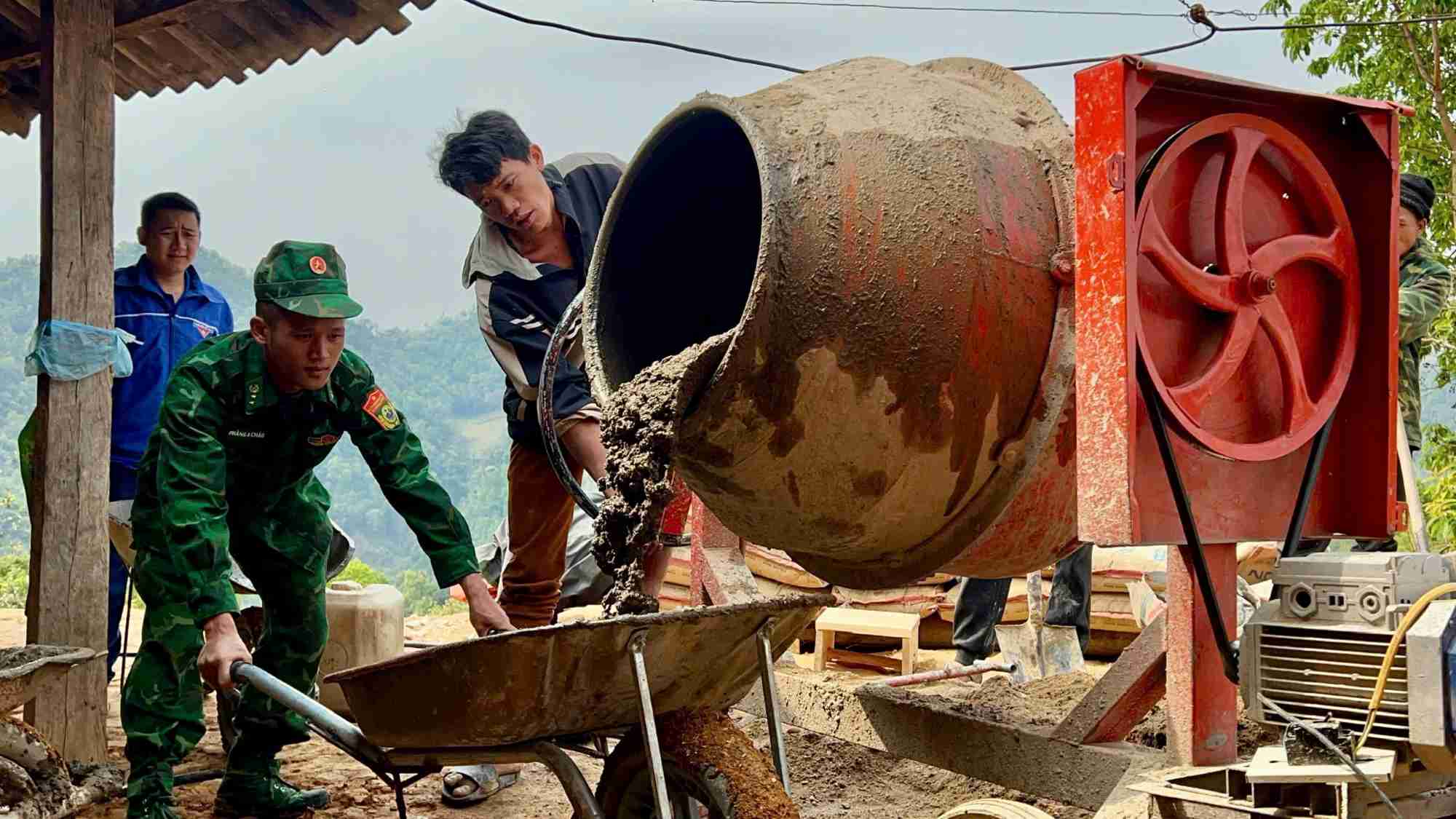 In a short time, Muong leo Border Guard Station - Son La Border Guard mobilized more than 50 officers and soldiers to go directly to the villages, joining hands to help people build new and repair houses, contributing to eliminating temporary houses for 12 poor households. Photo: Yen SAN