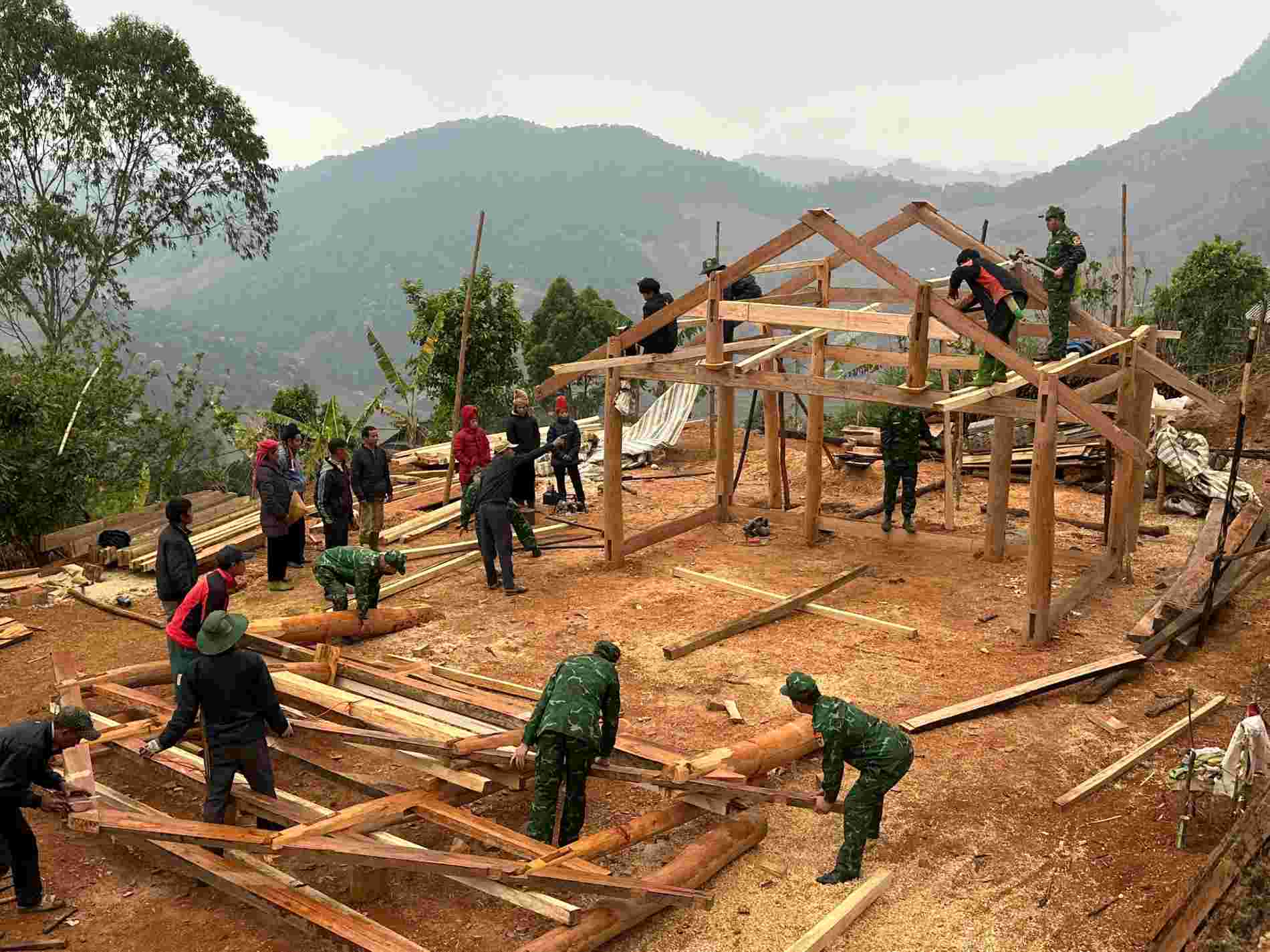 1. Can bo, chien si don vi Don Bien phong Phieng Pan - Bo doi Bien phong Son La - da dong hanh cung 49 ho gia dinh co hoan canh dac biet kho khan tai xa Phieng Pan de dung len nhung ngoi nha moi. Hon 260 ngay cong lao dong da duoc can bo, chien si dong gop.
