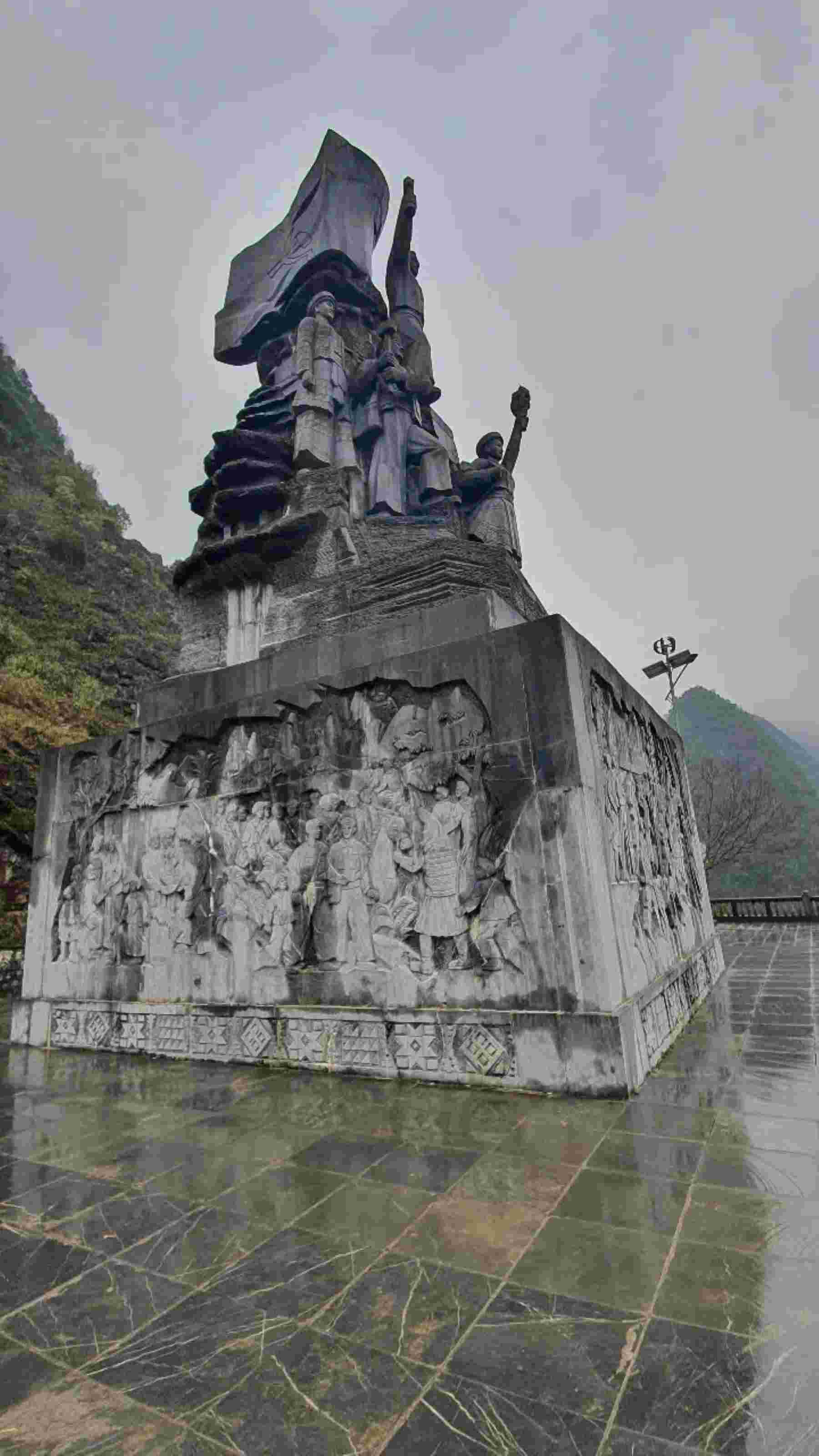 Tuong dai Thanh nien xung phong tren dinh Ma Pi Leng. ANH: MINH HA