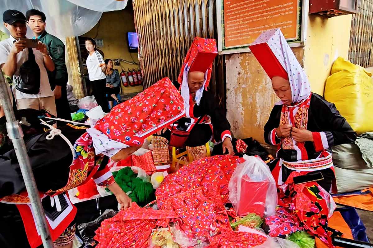 People shop at the Kien Gio market in Dong Van commune, Binh Lieu district, Quang Ninh province. Photo: Doan Hung