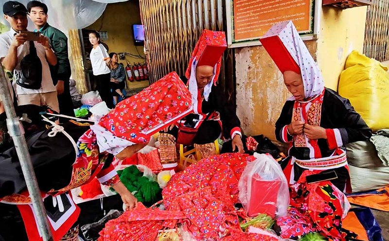 People shop at the Kien Gio market in Dong Van commune, Binh Lieu district, Quang Ninh province. Photo: Doan Hung
