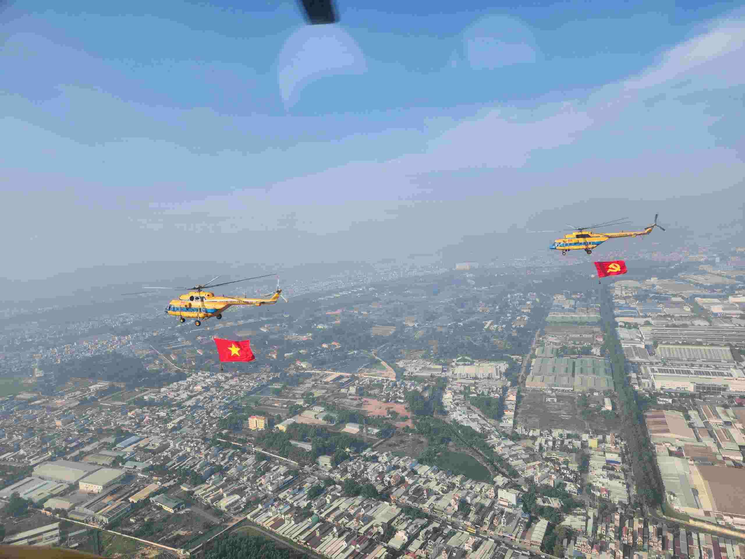 The helicopter formation practiced flying the national flag and the Party flag for the April 30 celebration. Photo: ANH ta