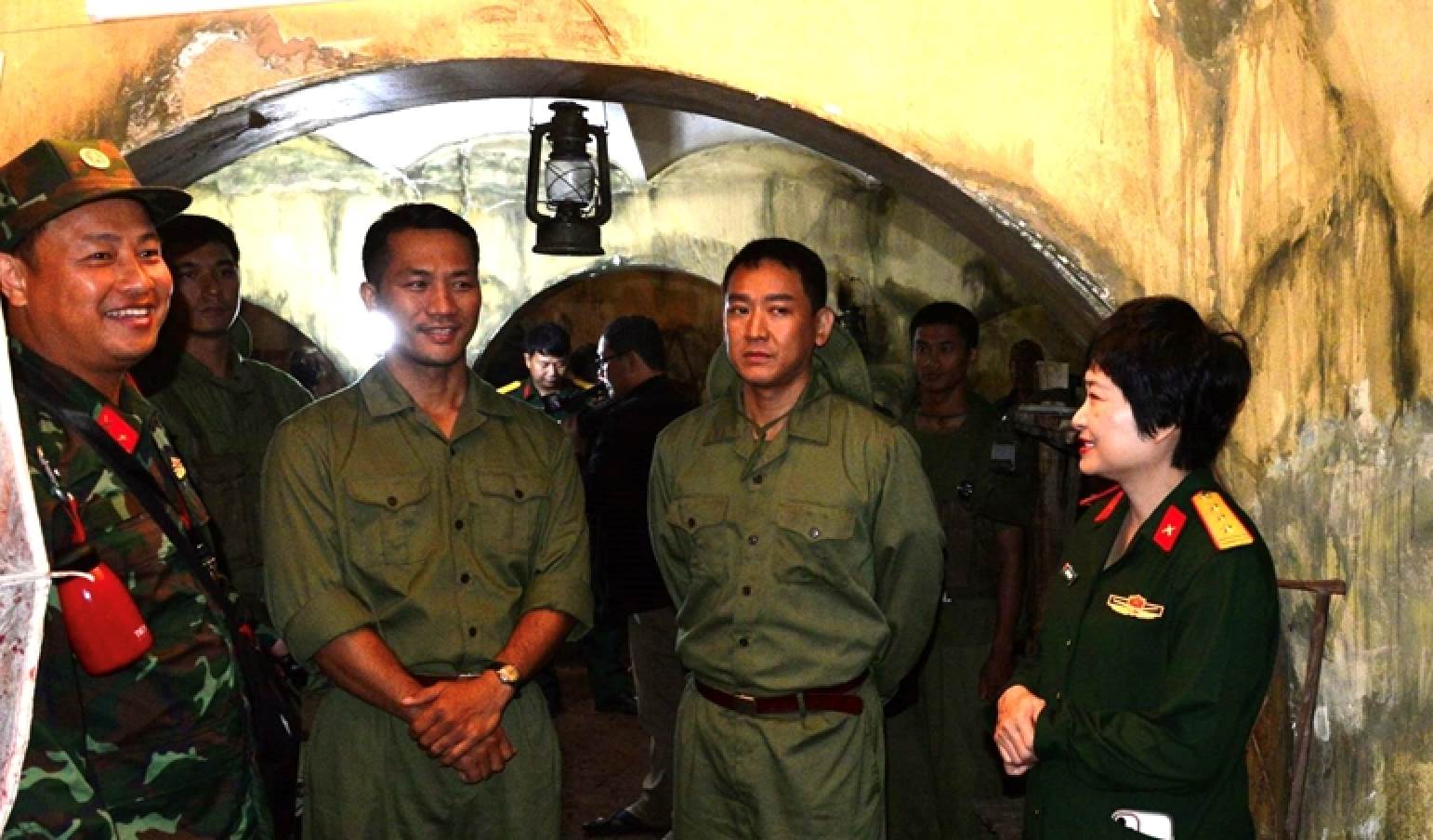 Directores y actores de la pelicula "La lluvia roja" en el escenario de la sala de operaciones. Foto: Representante de la produccion de la pelicula