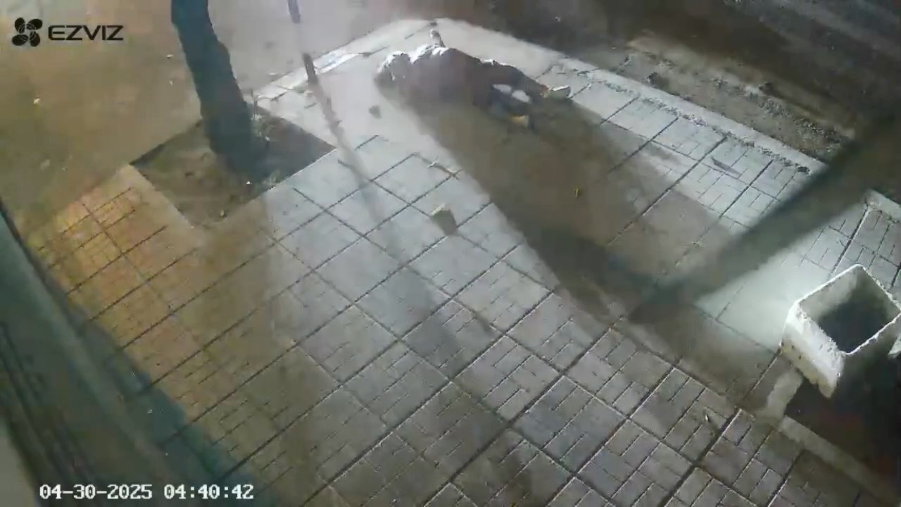 2 nhóm thanh niên ở Nha Trang đánh nhau, tông một phụ nữ văng lên vỉa hè trọng thương. Ảnh: Hữu Long