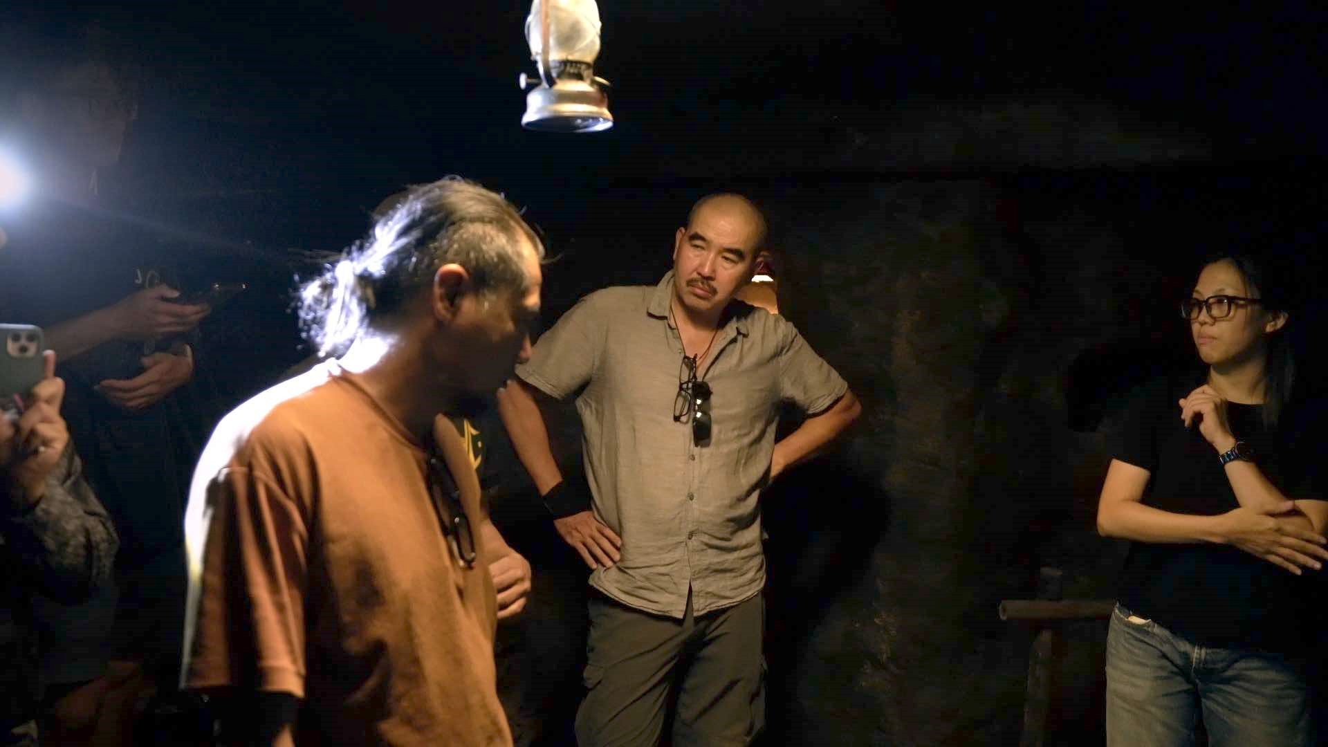 El director Bui Thac Chuyen (derecha) durante la realizacion de la pelicula "Geography: The Sun in the Dark". Foto: Representante del fabricante que suministra el producto