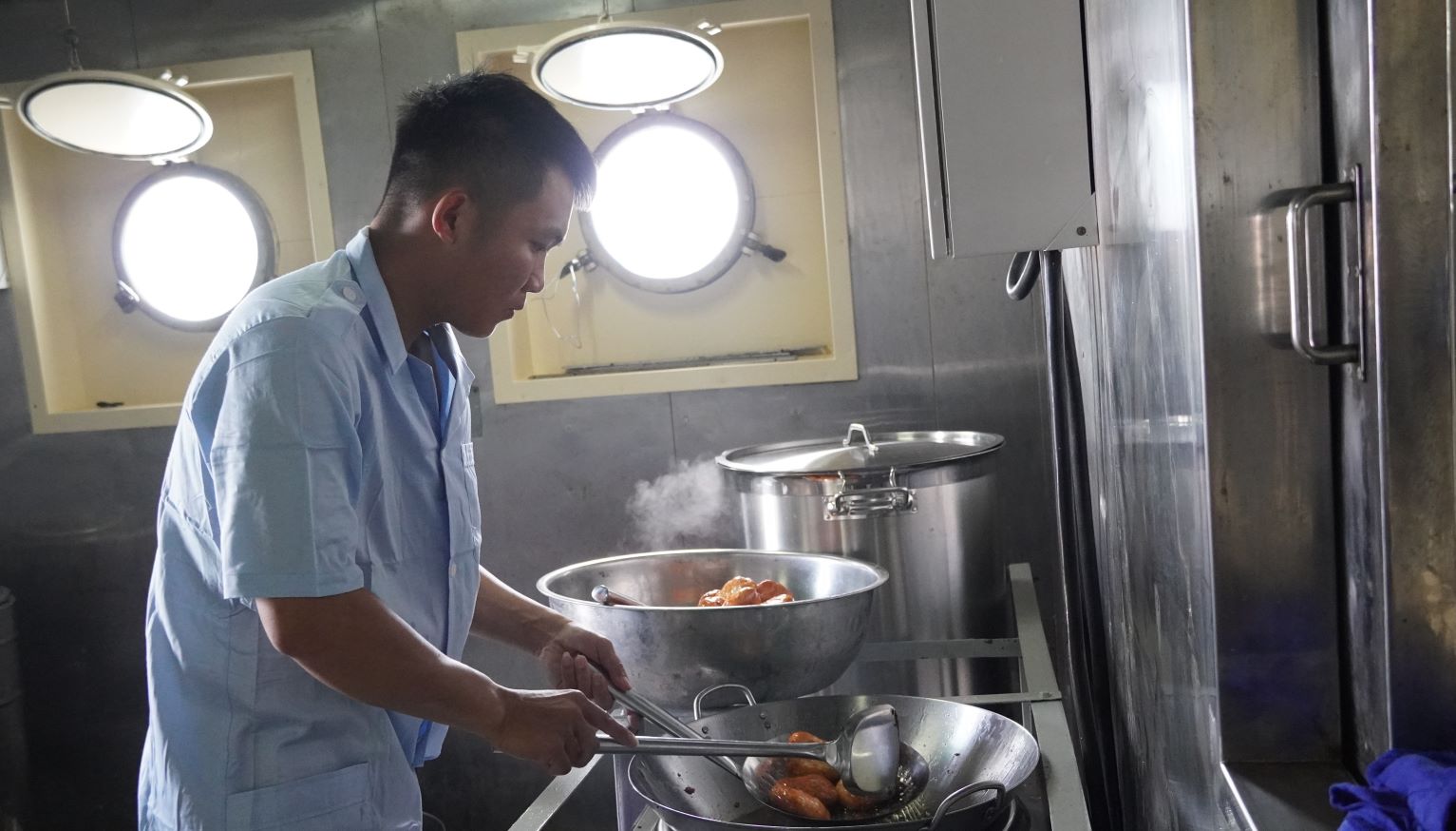 Oficiales, soldados encargados de cocinar para el barco que llega a Spratly