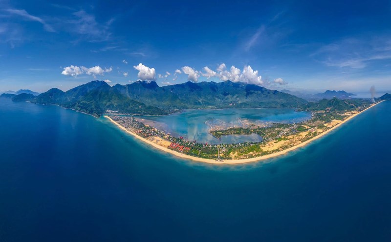 Sea linkage for tourism development is a new and feasible direction for the Central provinces. Photo: NGUYEN ANH PHONG
