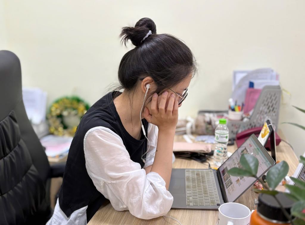 Ngồi làm việc quá lâu sẽ khiến dân công sở ảnh hưởng đến sức khỏe thể chất lẫn tinh thần. Ảnh: Tuấn Đạt