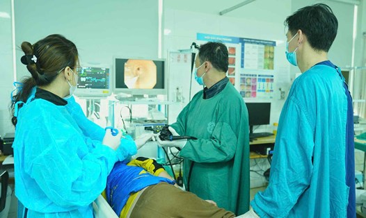 Tại Bệnh viện Bạch Mai, trí tuệ nhân tạo (AI) đang trở thành một công cụ hỗ trợ đắc lực trong nội soi tiêu hóa. AI không chỉ giúp giảm thiểu sai sót do yếu tố con người mà còn giúp tăng độ chính xác trong chẩn đoán và phát hiện các tổn thương tiền ung thư một cách nhanh chóng và hiệu quả. Ảnh: Bệnh viện Bạch Mai