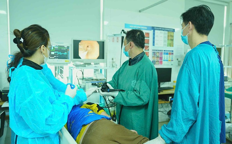 At Bach Mai Hospital, artificial intelligence (AI) is becoming an effective support tool in digestive endoscopy. AI not only helps reduce errors caused by human factors but also helps increase accuracy in diagnosing and detecting pre-cancer damage quickly and effectively. Photo: Bach Mai Hospital
