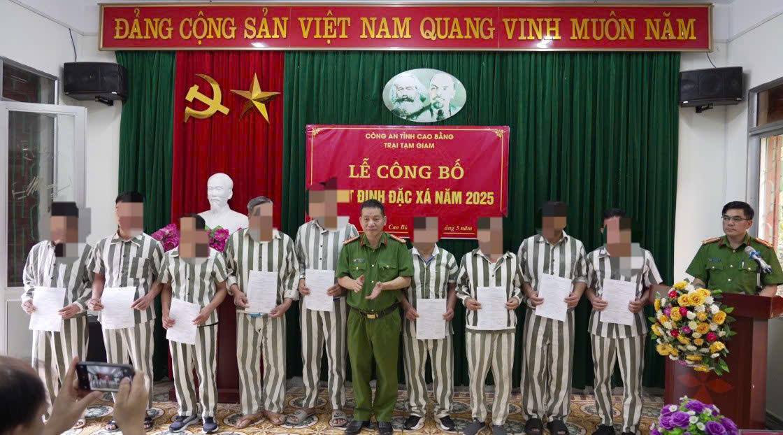 Thuong ta Nguyen Binh Thuan - Truong Giam thi Trai tam giam - trao quyet dinh dac xa cho cac pham nhan. Anh: Cong an Cao Bang
