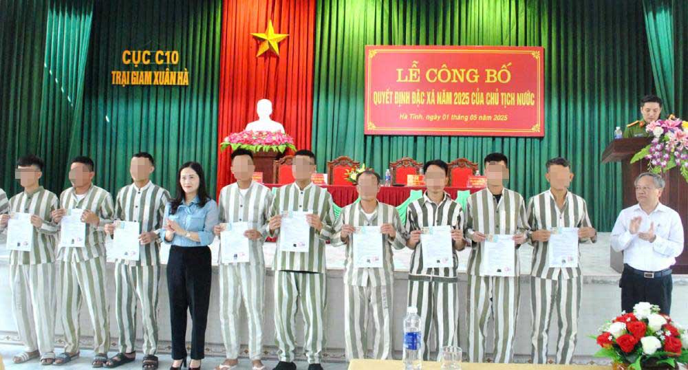 Trao quyet dinh dac xa cho cac pham nhan o Trai giam Xuan Ha. Anh: Cong an Ha Tinh