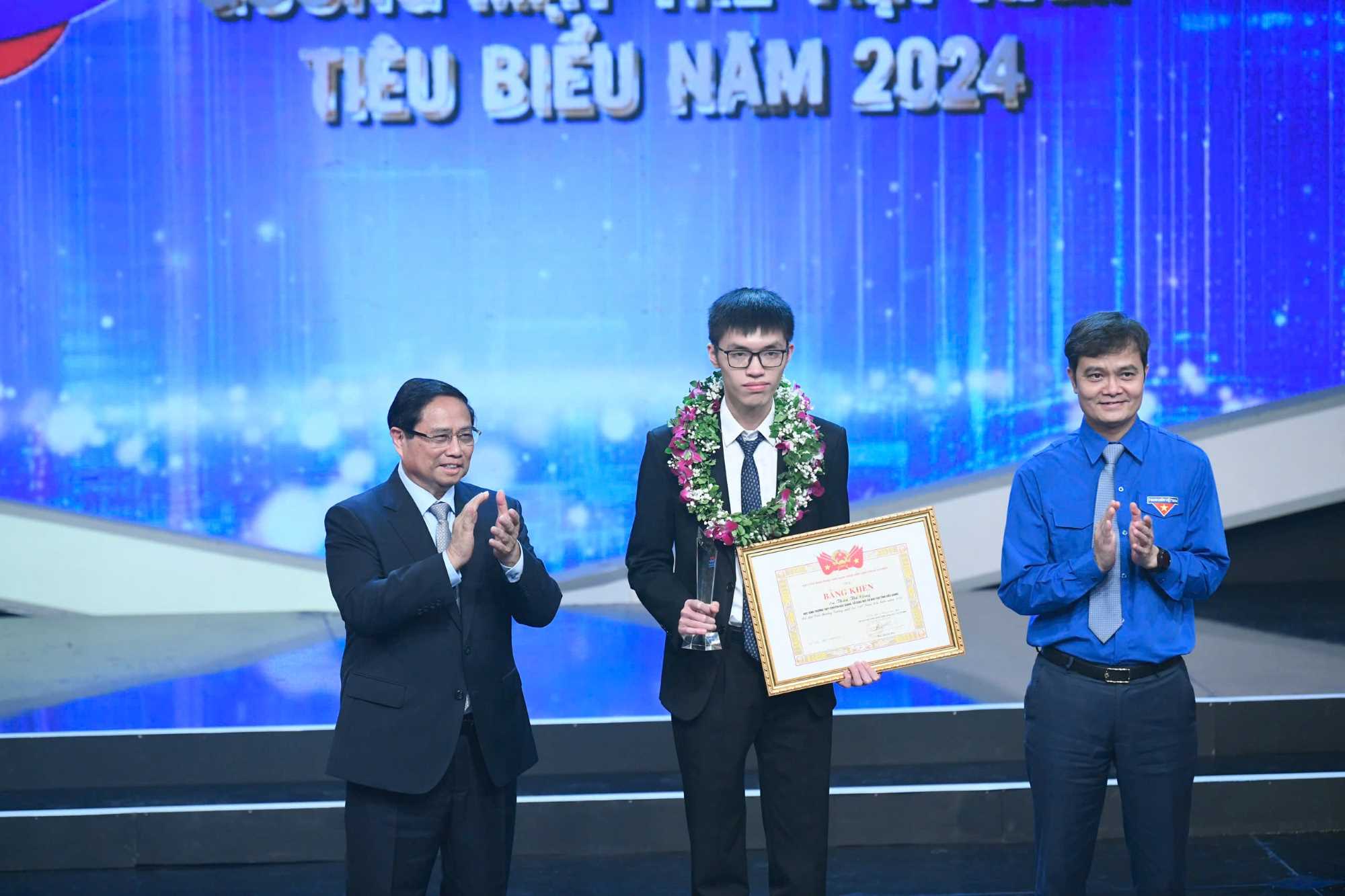 El Ministro de Politica, el Primer Ministro Pham Minh Chinh y el compañero Bui Quang Huy - Primer Secretario Central de la Comision otorgaron el Premio "cara joven de Vietnam tipica del año 2024" a Do Cong. Foto: El mundo