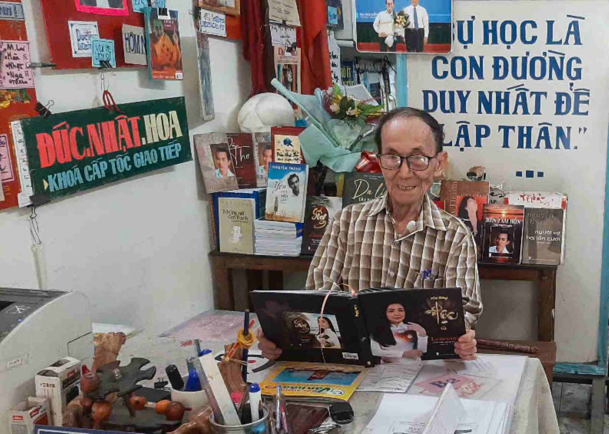 A pesar de haber pasado los 88 años, el Sr. Nguyen Tan Thanh (Chen Tho) sigue siguiendo su camino de aprendizaje. Foto: El ejercito