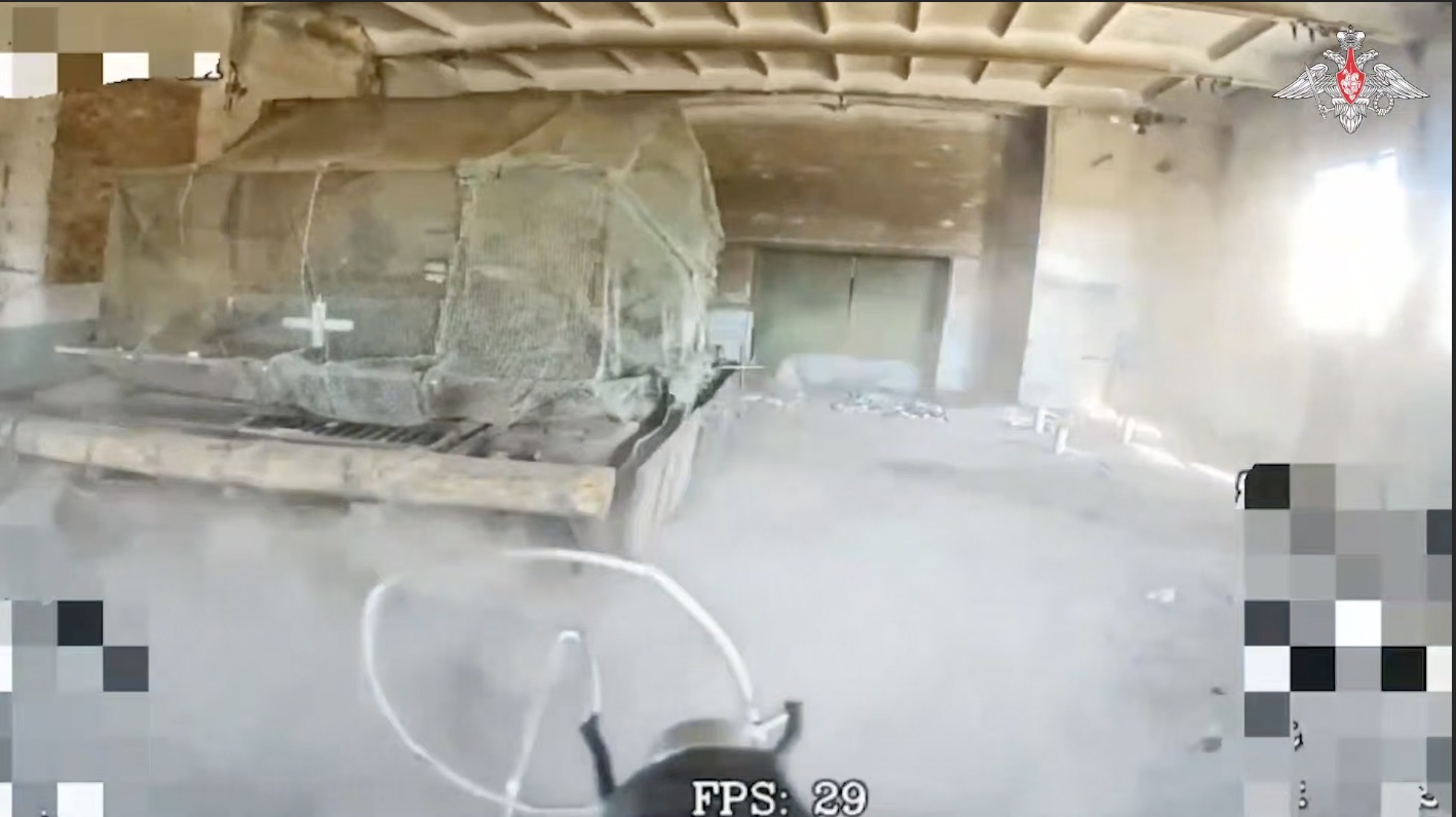Un avion no tripulado ruso ataco un tanque ucraniano. Imagen: cortada de un video del Ministerio de Defensa ruso