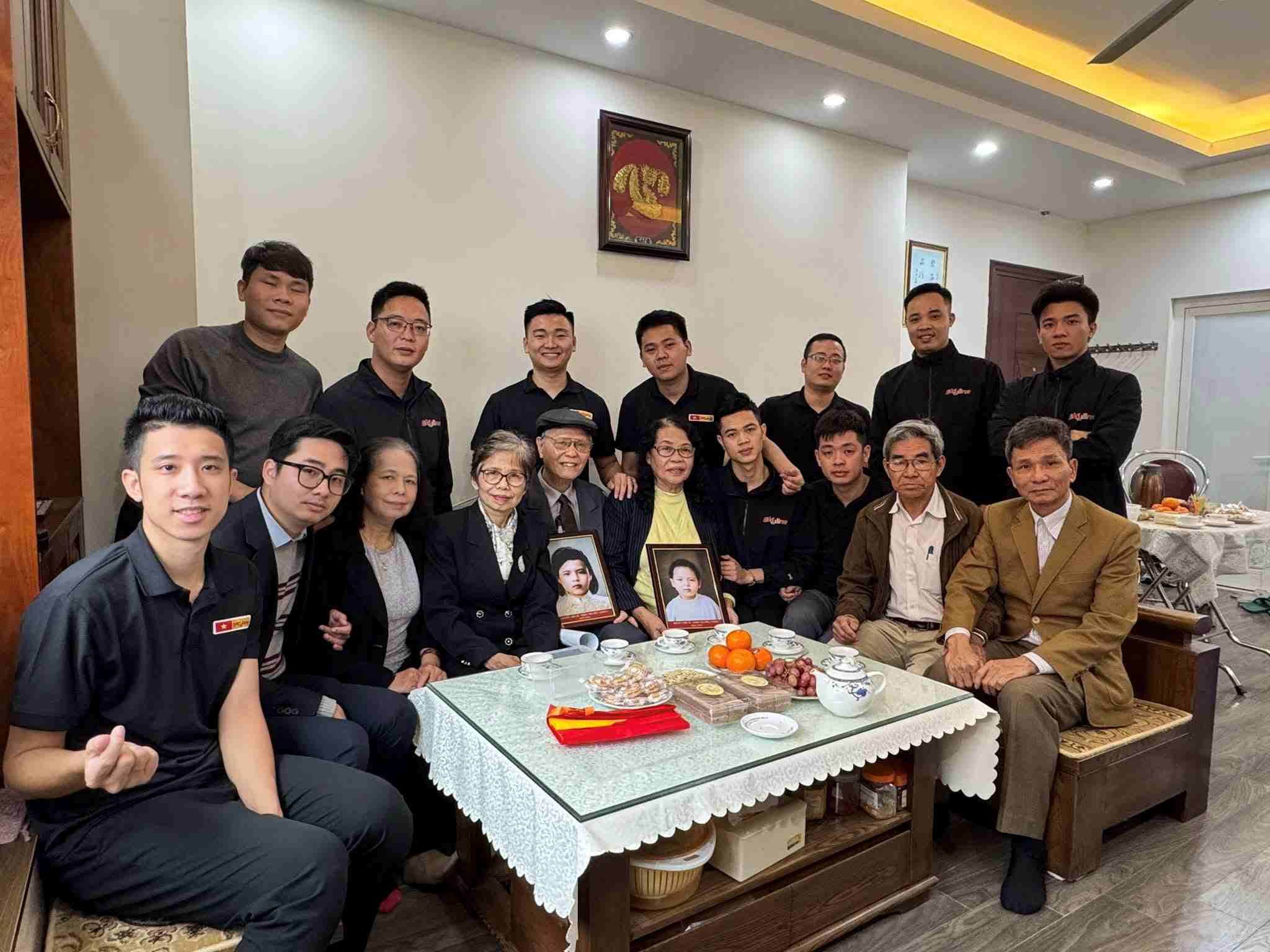 Nhom Skyline trao anh phuc dung Liet si Dang Thi Kim cho than nhan. Anh: Nhan vat cung cap