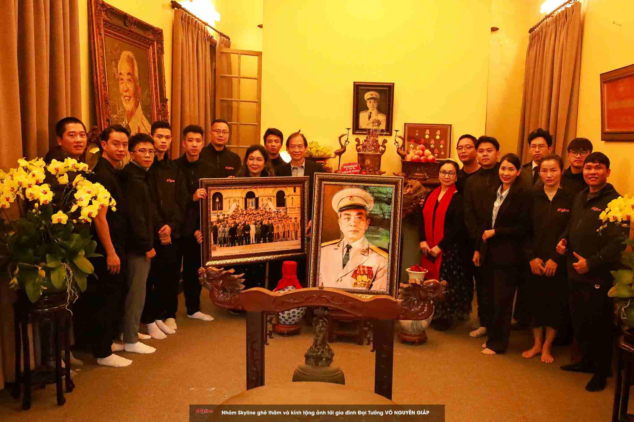 The Skyline group presented the restoration photos of General Vo Nguyen Giap to his family. Photo: Character provided