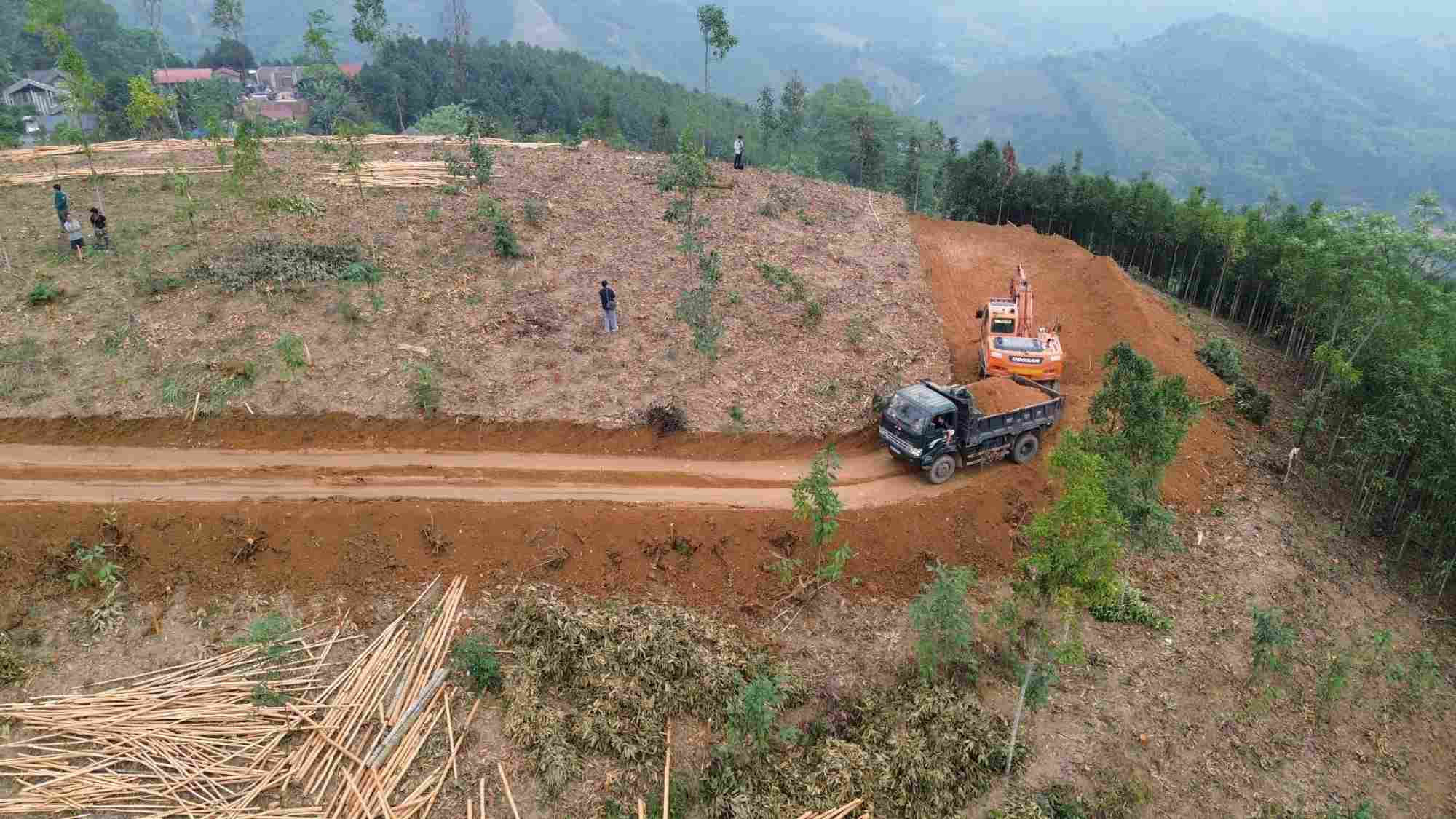  Don vi thi cong Du an duong day 500kV Lao Cai - Vinh Yen (doan qua tinh Lao Cai) tinh toan phuong an de han che thap nhat anh huong den dat san xuat cua nguoi dan. ANH: MANH DUNG