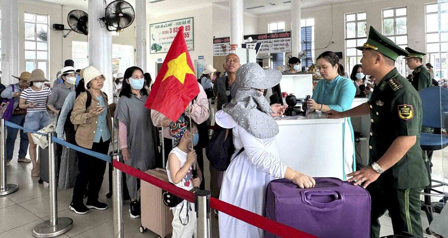 Los turistas se alinean en Sa Ky Port, fuera del tren a Ly Son Island. El tiempo de viaje en barco desde el puerto de Sa Ky a Ly Son Island es de unos 45 minutos. Foto: Vien Nguyen