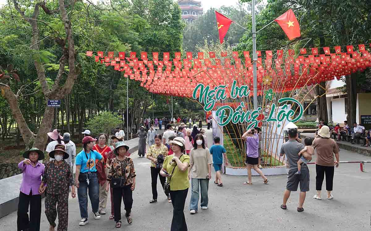 Nhieu nguoi dao buoc tham quan. Anh: Tran Tuan.