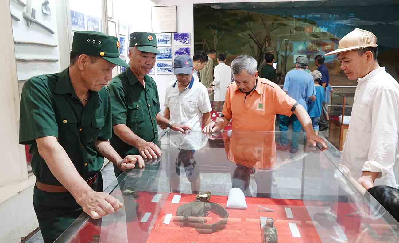 Ngam cac ki vat chien tranh tai phong truyen thong. Anh: Tran Tuan.