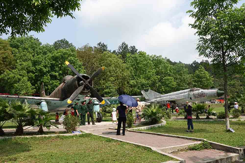 Du khach ngam cac may bay la hien vat chien tranh. Anh: Tran Tuan.