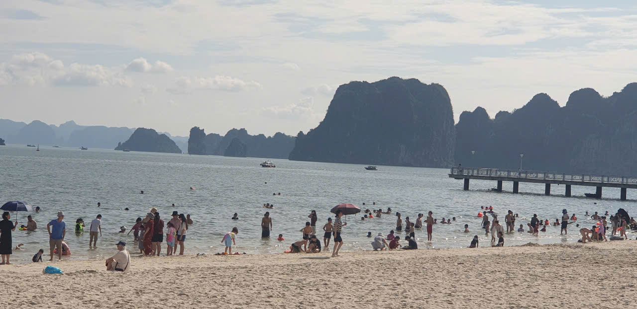 Hon Gai Beach, Ha Long City at 3:00 p.m. on May 1. Photo: Nguyen Hung