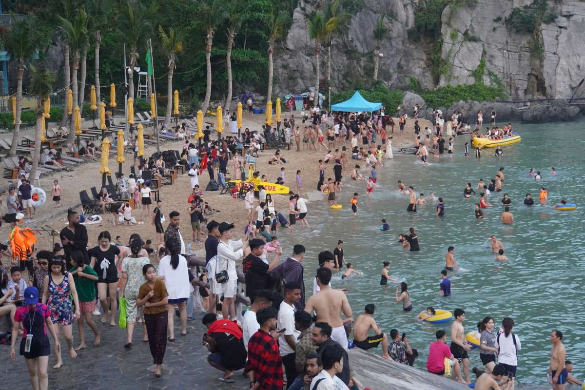 La isla de los turistas con el Papa durante las vacaciones. Imagen: El amanecer