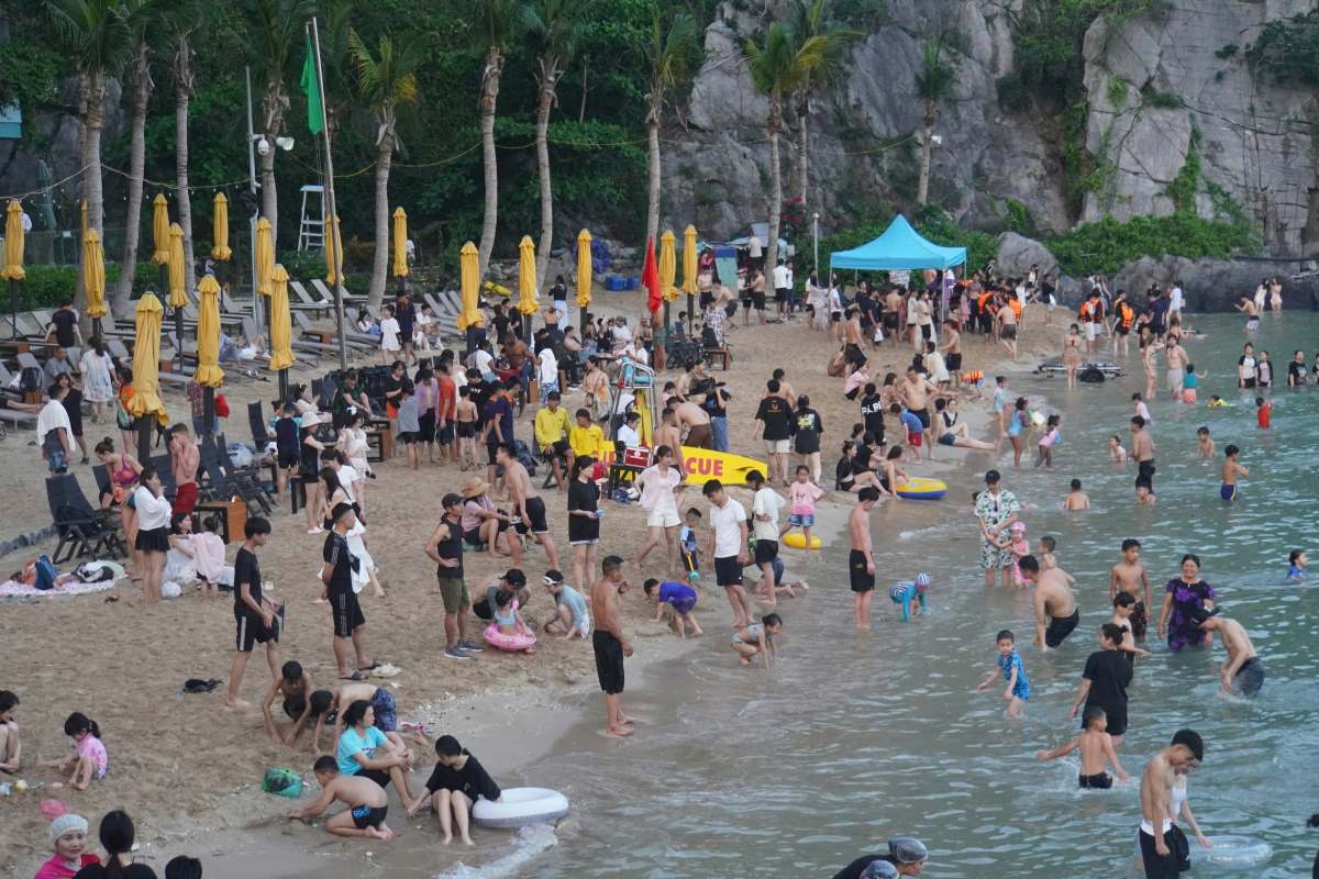 Bai tam Cat Co 1 dong du khach trong chieu toi ngay 30.4. Ảnh: Hoang Khoi