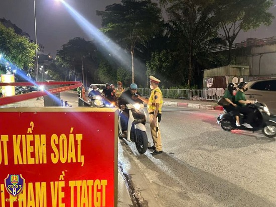 La policia de transito esta revisando a los conductores de las motocicletas. Imagen: Departamento de Policia de Trafico
