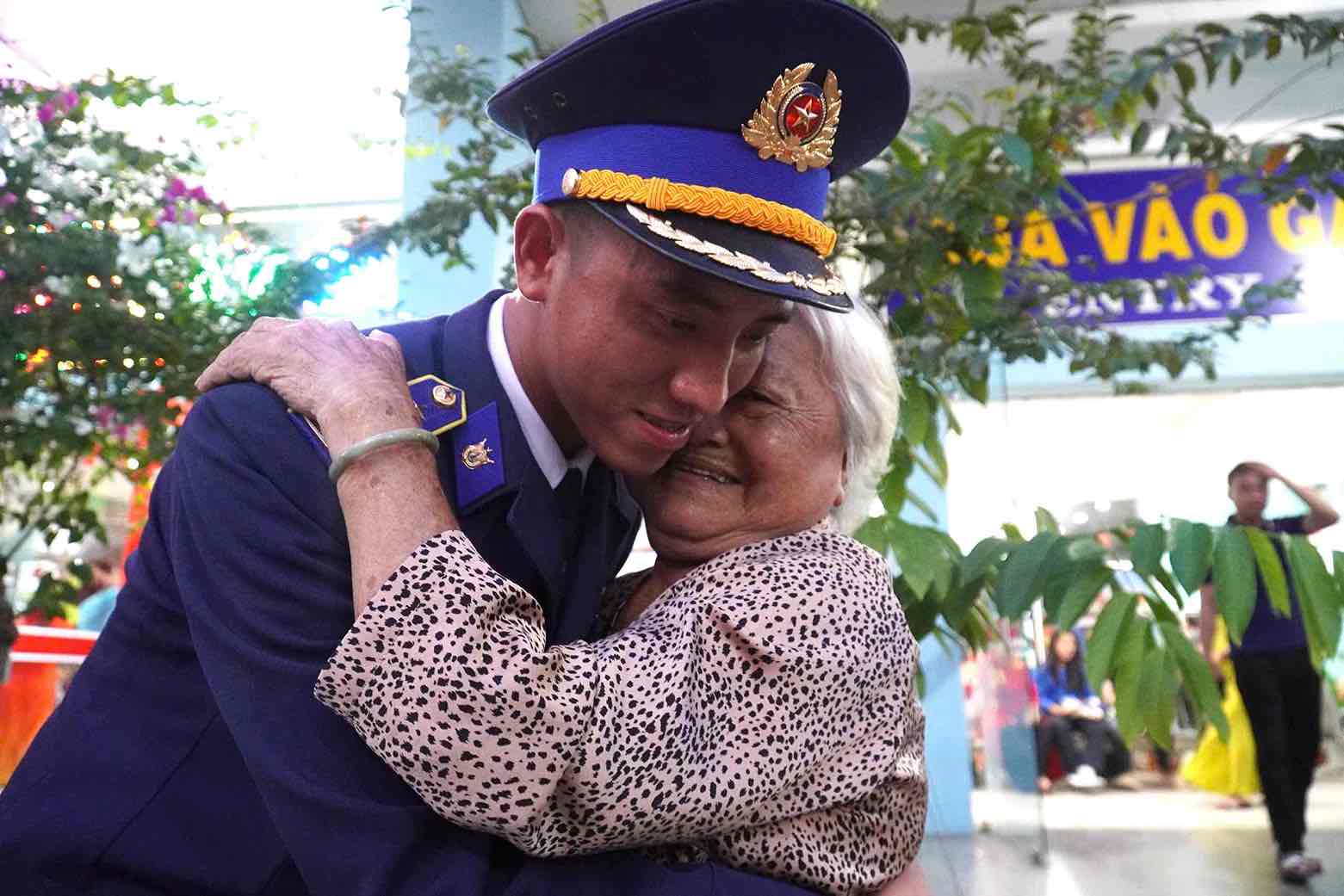 An 82-year-old woman in Bien Hoa City (Dong Nai) was absent-mindedly seeing off a Coast Guard officer preparing to board a ship. Photo: Chien Tu