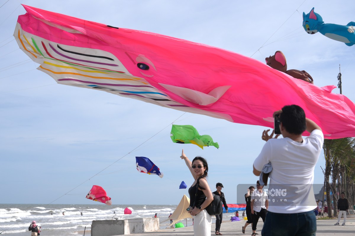 Los visitantes se registran con el enorme cometa durante los eventos organizados en la ciudad de Vung Tau. Imagen de la ciudad de An