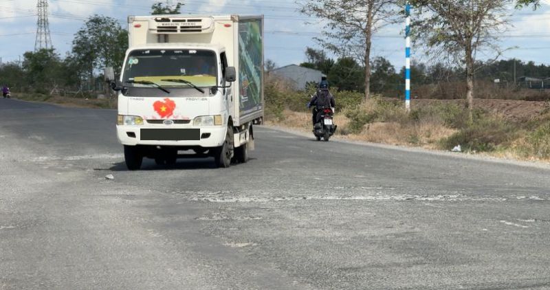 A severely degraded road in Tra Vinh is waiting to be repaired. Photo: Hoang Loc