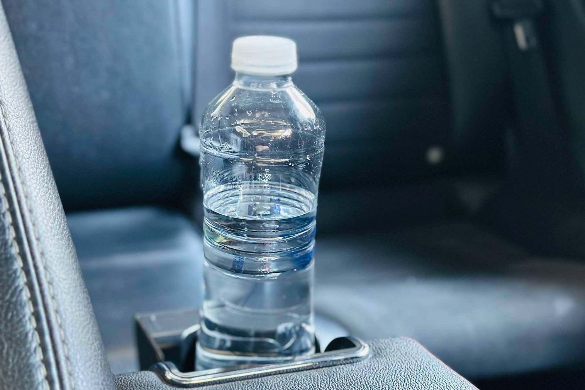 El habito de beber agua en botellas de plastico que se guardan en los automoviles puede parecer una conveniencia, pero en realidad puede acarrear riesgos para la salud, especialmente en condiciones de calor. Imagen de la arena de los elfos