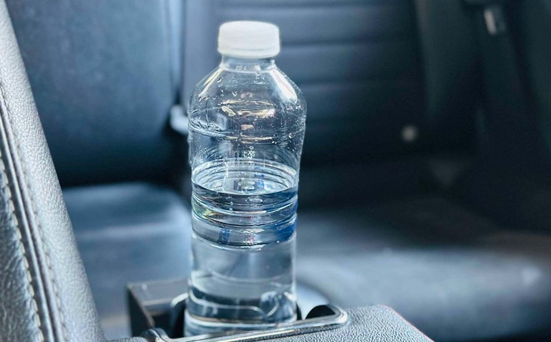 The habit of drinking water in plastic bottles left in cars seems convenient, but in fact has potential health risks, especially in hot weather conditions. Photo: Cat Tien