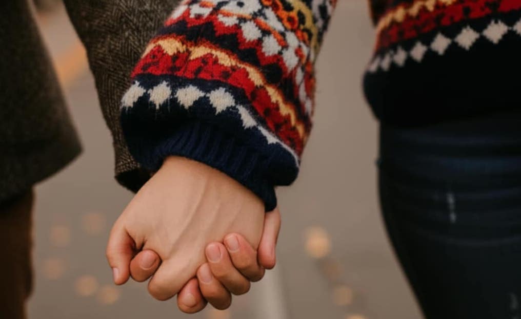 Couples should show affection with small actions to strengthen their feelings. Photo: Tuan Dat