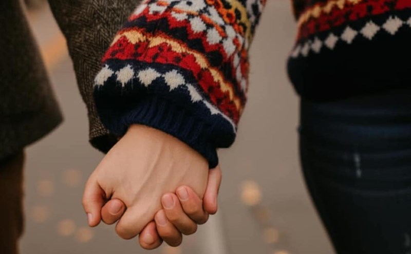 Couples should show affection with small actions to strengthen their feelings. Photo: Tuan Dat